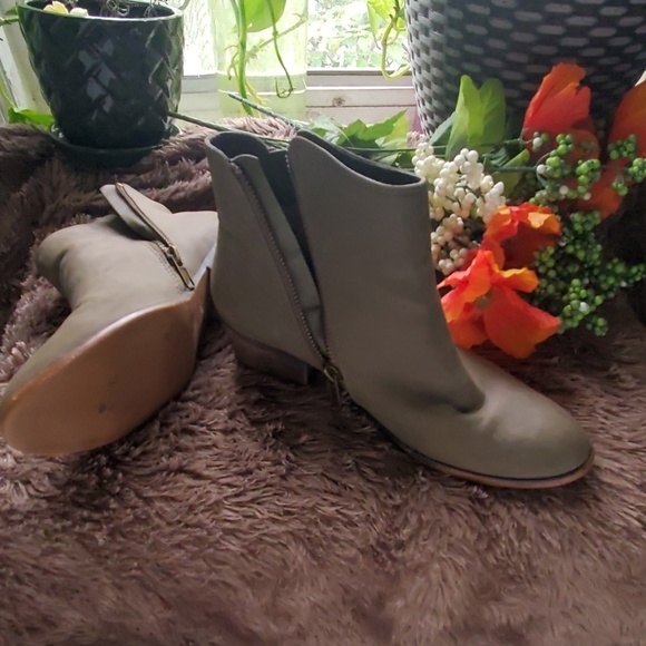 BDG dark tan booties - Picture 2 of 3